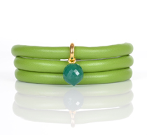 Grønt læder armbånd med grøn Onyx charms. Match serien.